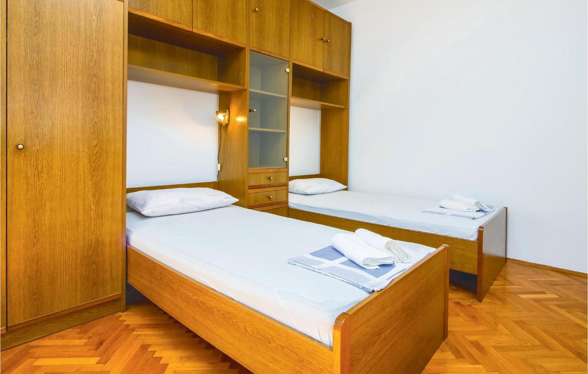 Lovely Apartment In Podstrana With Kitchen Esterno foto