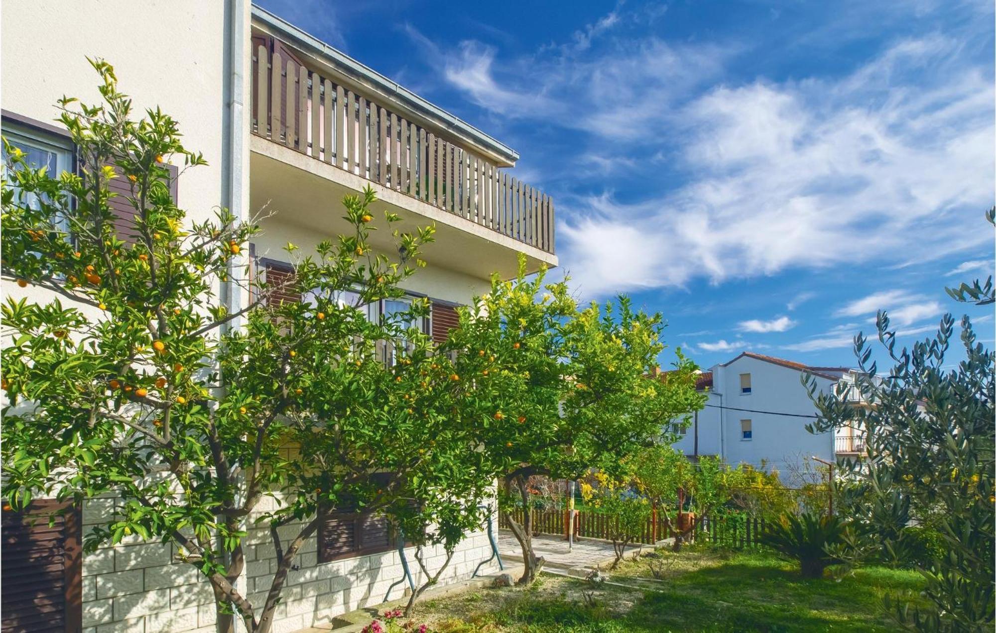 Lovely Apartment In Podstrana With Kitchen Esterno foto