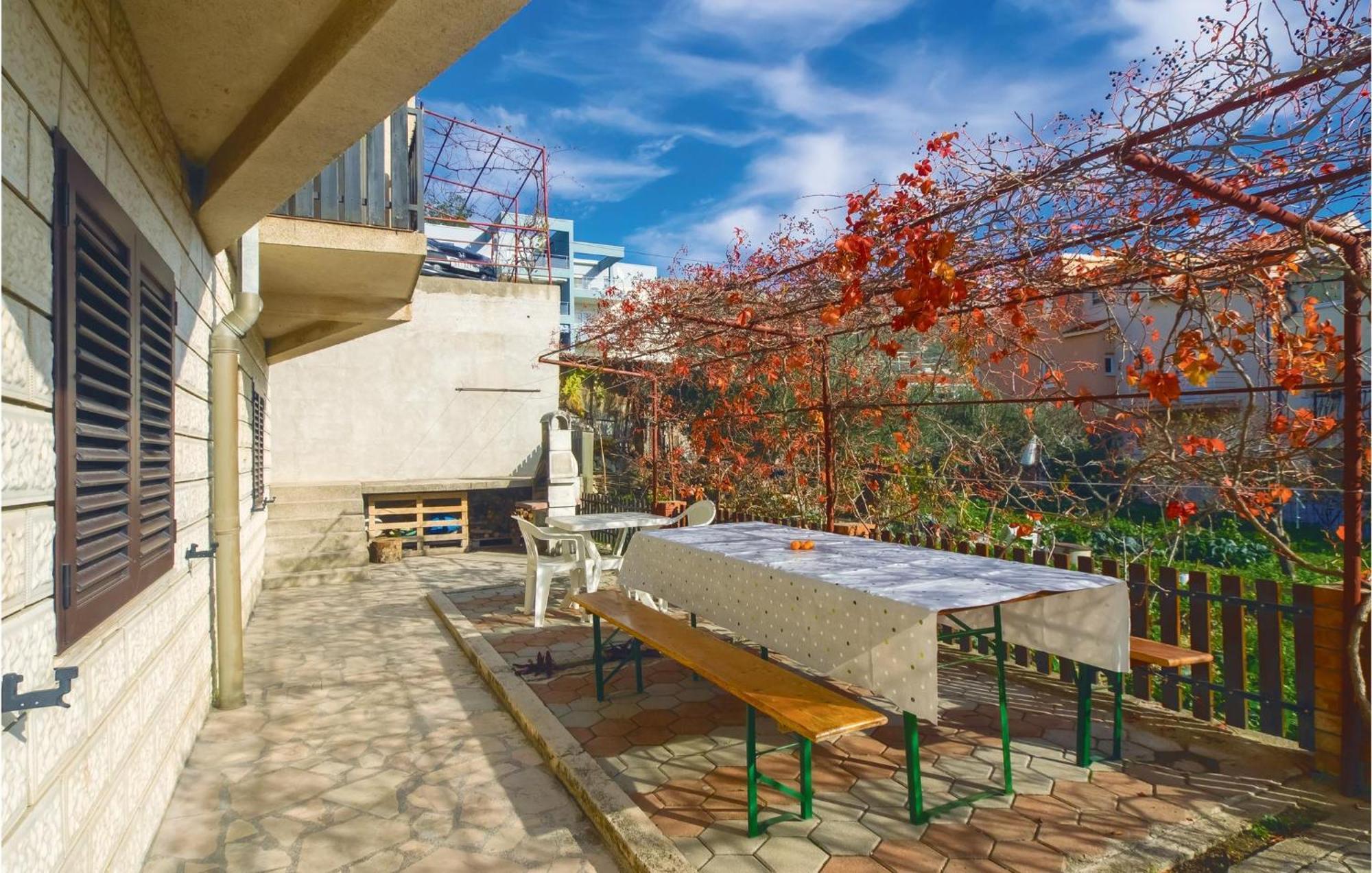 Lovely Apartment In Podstrana With Kitchen Esterno foto