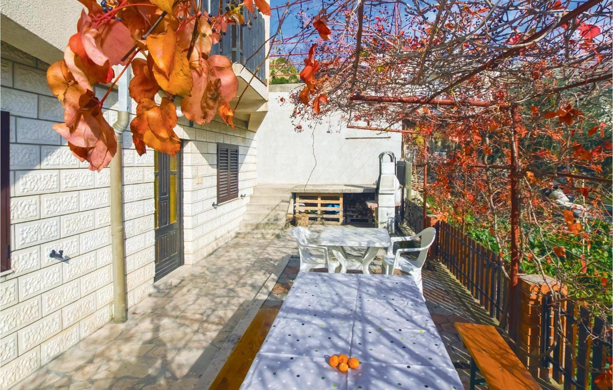 Lovely Apartment In Podstrana With Kitchen Esterno foto